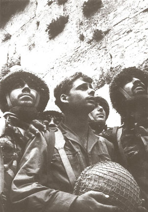 Israeli paratroopers at the wailing wall in June 1967.